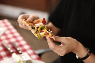 Lezzetli karışık İtalyan pizzası.