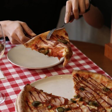 Lezzetli karışık İtalyan pizzası.