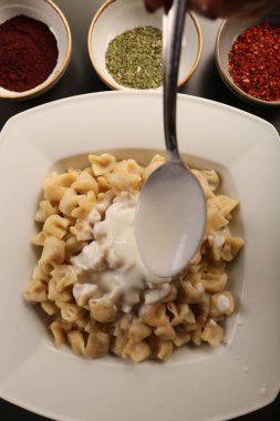 Türk mantı manlama plaka üzerinde