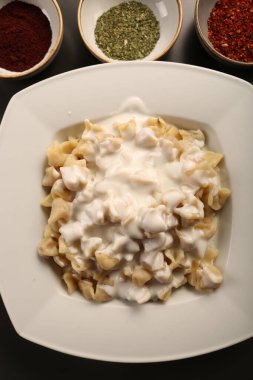 Türk mantı manlama plaka üzerinde