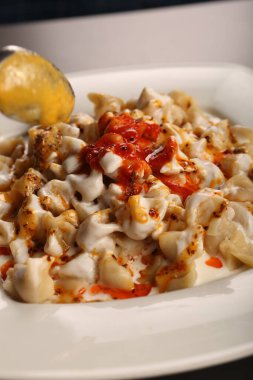 Türk mantı manlama plaka üzerinde