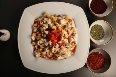 Türk mantı manlama plaka üzerinde