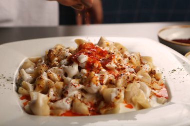 Türk mantı manlama plaka üzerinde