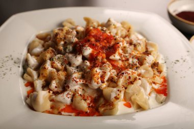 Türk mantı manlama plaka üzerinde