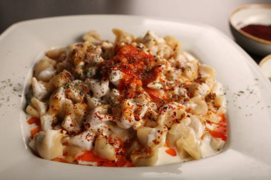 Türk mantı manlama plaka üzerinde