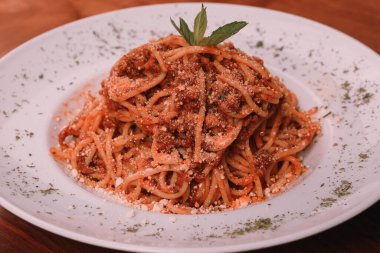 Lezzetli soslu lezzetli klasik İtalyan makarnası..