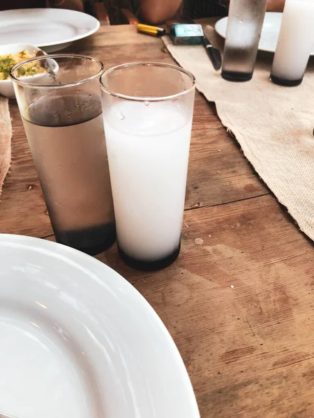 Tavolo Pranzo Tradizionale Turco Greco Con Bevande Alcoliche Speciali Raki — Foto Stock