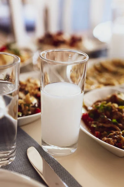 Turkiska Och Grekiska Traditionella Matsal Bord Med Speciell Alkohol Dryck — Stockfoto