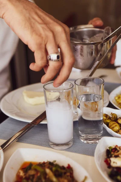 Турецкий Греческий Традиционный Обеденный Стол Специальным Алкогольным Напитком Раки Ouzo — стоковое фото