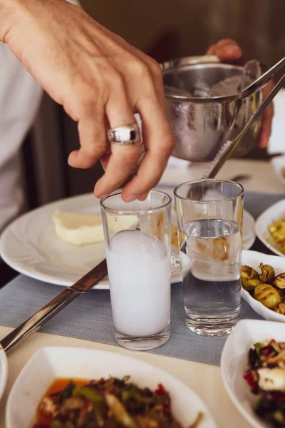 Mesa Comedor Tradicional Turca Griega Con Bebida Alcohólica Especial Raki — Foto de Stock