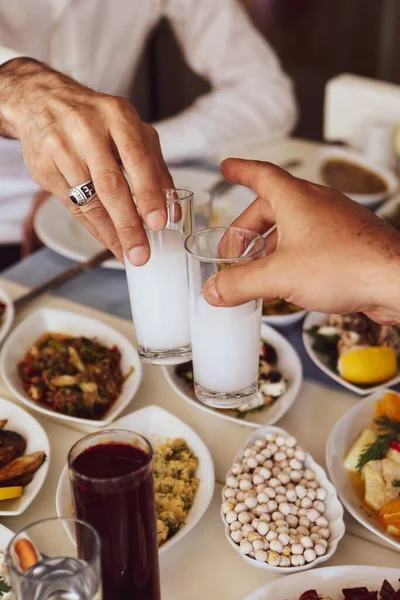 Mesa Jantar Tradicional Turca Grega Com Bebida Alcoólica Especial Raki — Fotografia de Stock