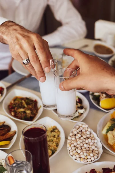 Turkiska Och Grekiska Traditionella Matsal Bord Med Speciell Alkohol Dryck — Stockfoto