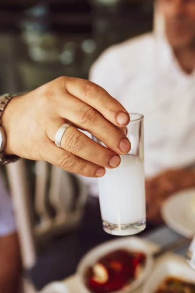 Turkse Griekse Traditionele Eettafel Met Speciale Alcohol Drinken Raki Ouzo — Stockfoto