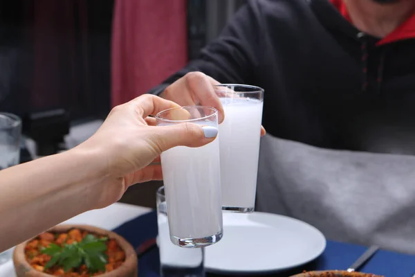 Table Manger Traditionnelle Turque Grecque Avec Boissons Alcoolisées Spéciales Raki — Photo