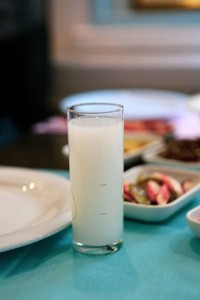 Table Manger Traditionnelle Turque Grecque Avec Boissons Alcoolisées Spéciales Raki — Photo