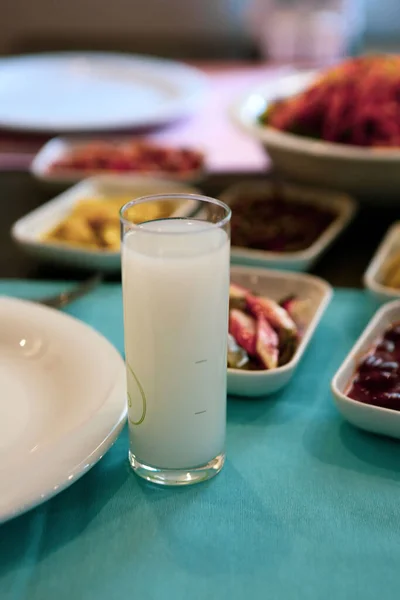 Table Manger Traditionnelle Turque Grecque Avec Boissons Alcoolisées Spéciales Raki — Photo