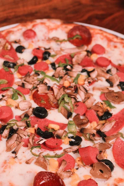 Lezzetli Karışık Talyan Pizzası — Stok fotoğraf