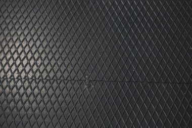 Siyah metal desenli çelik arka plan. Delinmiş metal levha.