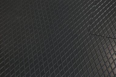 Siyah metal desenli çelik arka plan. Delinmiş metal levha.