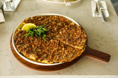 Geleneksel Türkçe fırında pide. Türk pizzası, Orta Doğu aperatifleri. Türk mutfağı. Et ile doldurulmuş çam