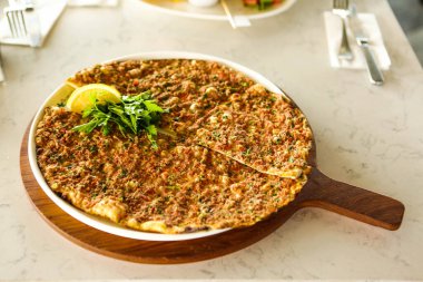 Geleneksel Türkçe fırında pide. Türk pizzası, Orta Doğu aperatifleri. Türk mutfağı. Et ile doldurulmuş çam