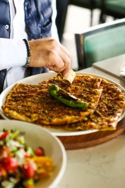 Geleneksel Türkçe fırında pide. Türk pizzası, Orta Doğu aperatifleri. Türk mutfağı. Et ile doldurulmuş çam