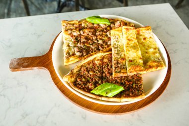 Geleneksel Türkçe fırında pide. Türk pizzası, Orta Doğu aperatifleri. Türk mutfağı. Et ile doldurulmuş çam