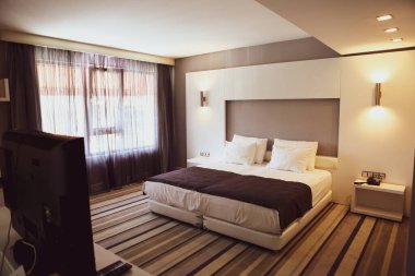 Lüks bir otel odası.