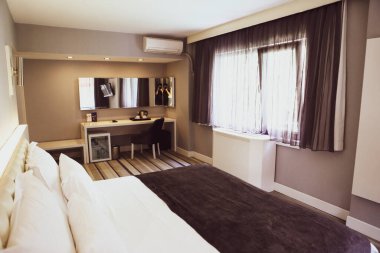 Lüks bir otel odası.