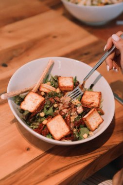 çekici beyaz salata, odak üstünde el yemek kadın ve çatal gülümseyen portresi.