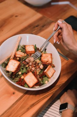 çekici beyaz salata, odak üstünde el yemek kadın ve çatal gülümseyen portresi.