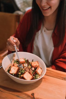 çekici beyaz salata, odak üstünde el yemek kadın ve çatal gülümseyen portresi.