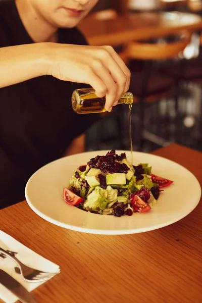 Portret Van Aantrekkelijke Kaukasische Lachende Vrouw Eten Salade Focus Aan — Stockfoto