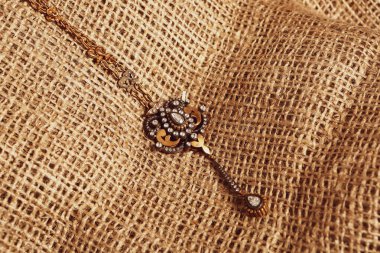 Elmas Mücevherler ve Moda Mücevherleri