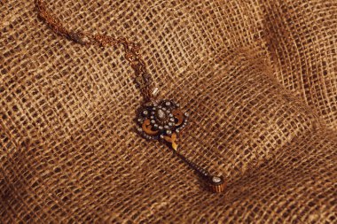 Elmas Mücevherler ve Moda Mücevherleri