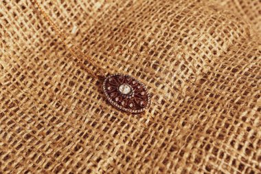 Elmas Mücevherler ve Moda Mücevherleri