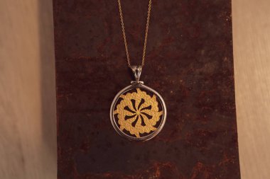 Elmas Mücevherler ve Moda Mücevherleri