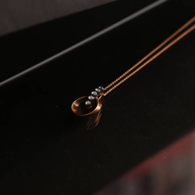 Elmas Mücevherler ve Moda Mücevherleri