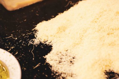 Türk tatlısı, kunafa, kaday fıstığı tozu ve peynirli sıcak yenilen tatlı