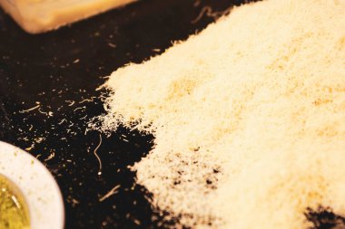 Türk tatlısı, kunafa, kaday fıstığı tozu ve peynirli sıcak yenilen tatlı