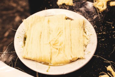 Türk tatlısı, kunafa, kaday fıstığı tozu ve peynirli sıcak yenilen tatlı
