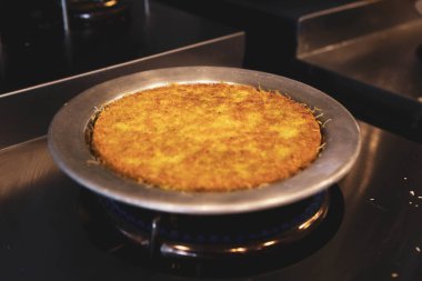 Türk tatlısı, kunafa, kaday fıstığı tozu ve peynirli sıcak yenilen tatlı