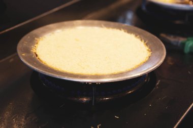 Türk tatlısı, kunafa, kaday fıstığı tozu ve peynirli sıcak yenilen tatlı