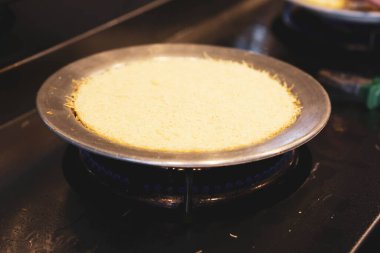 Türk tatlısı, kunafa, kaday fıstığı tozu ve peynirli sıcak yenilen tatlı