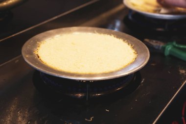 Türk tatlısı, kunafa, kaday fıstığı tozu ve peynirli sıcak yenilen tatlı