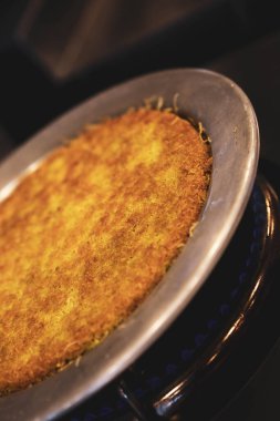 Türk tatlısı, kunafa, kaday fıstığı tozu ve peynirli sıcak yenilen tatlı