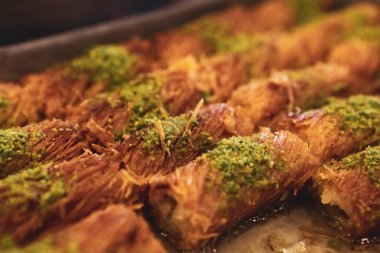 Türk tatlısı, kunafa, kaday fıstığı tozu ve peynirli sıcak yenilen tatlı