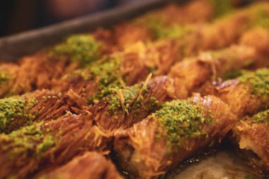 Türk tatlısı, kunafa, kaday fıstığı tozu ve peynirli sıcak yenilen tatlı