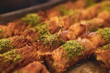 Türk tatlısı, kunafa, kaday fıstığı tozu ve peynirli sıcak yenilen tatlı