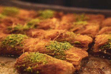 Türk tatlısı, kunafa, kaday fıstığı tozu ve peynirli sıcak yenilen tatlı